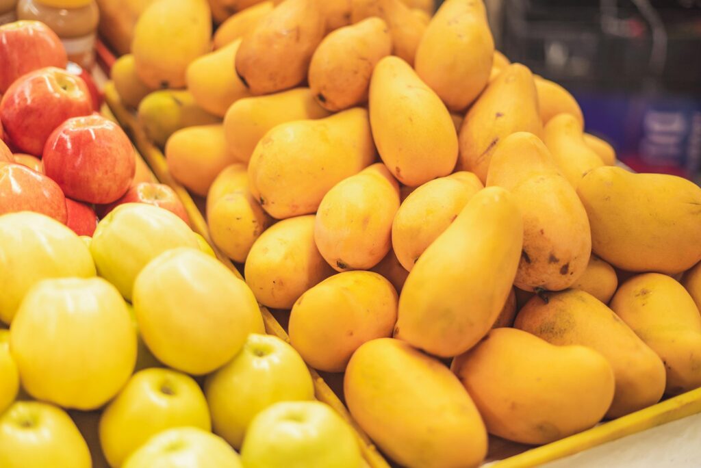 5 Reasons to Eat Raw Mangoes This Summer!